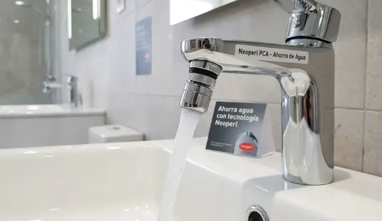 Aireador de grifo Neoperl instalado en lavabo baño moderno ahorro agua
