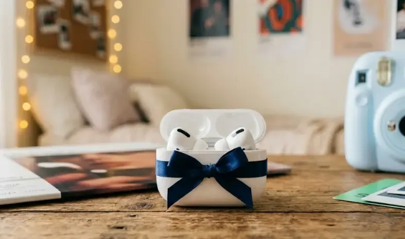 Auriculares inalámbricos de diadema en estuche de carga, el regalo tecnológico favorito de los adolescentes