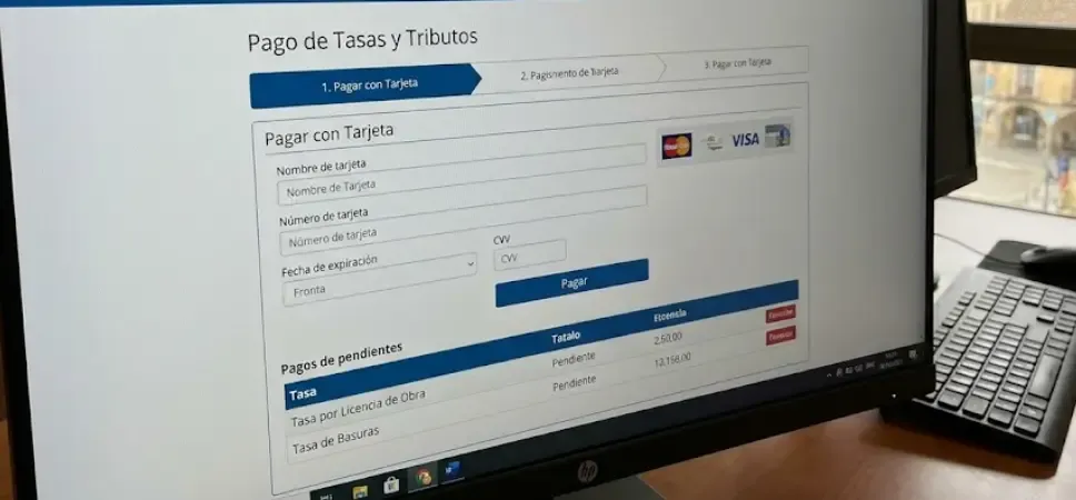 Captura de pantalla de un ordenador mostrando la sede electrónica de un ayuntamiento y el pago de tasas con tarjeta